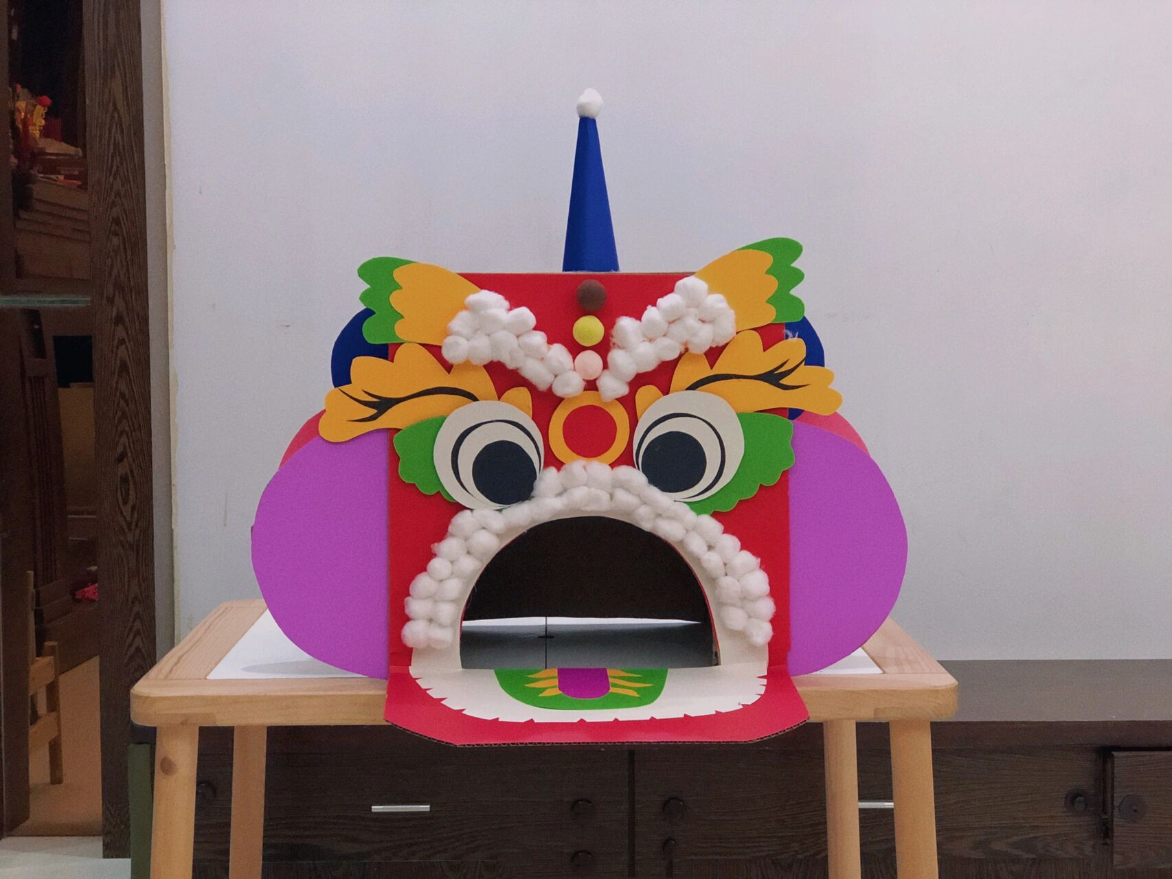 旧纸箱别扔 改造一个舞狮狮头 之前有做过一个舞师狮头 这次侄子学校