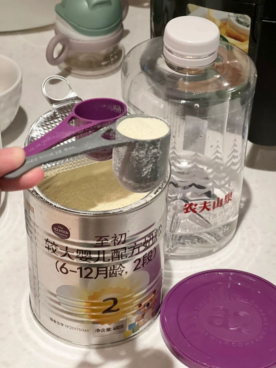 a2奶粉二段勺子比一段要大哦 一勺奶粉和50ml水的比例冲泡奶粉.