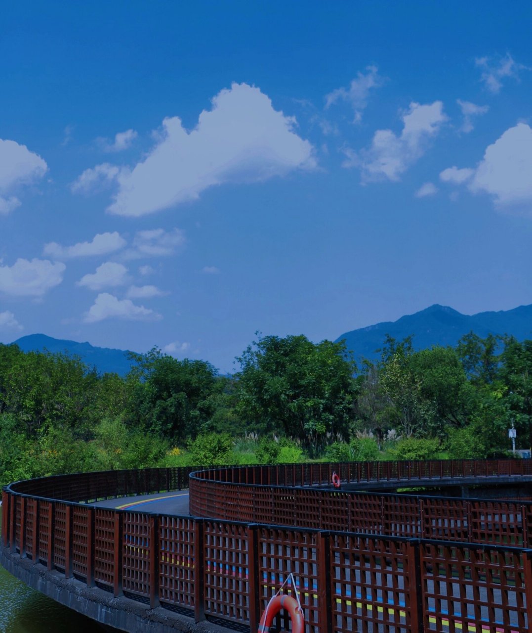 丽水松阳|独山驿站 独山驿站,的特色造型在湛蓝的天空下呈现,别是一番