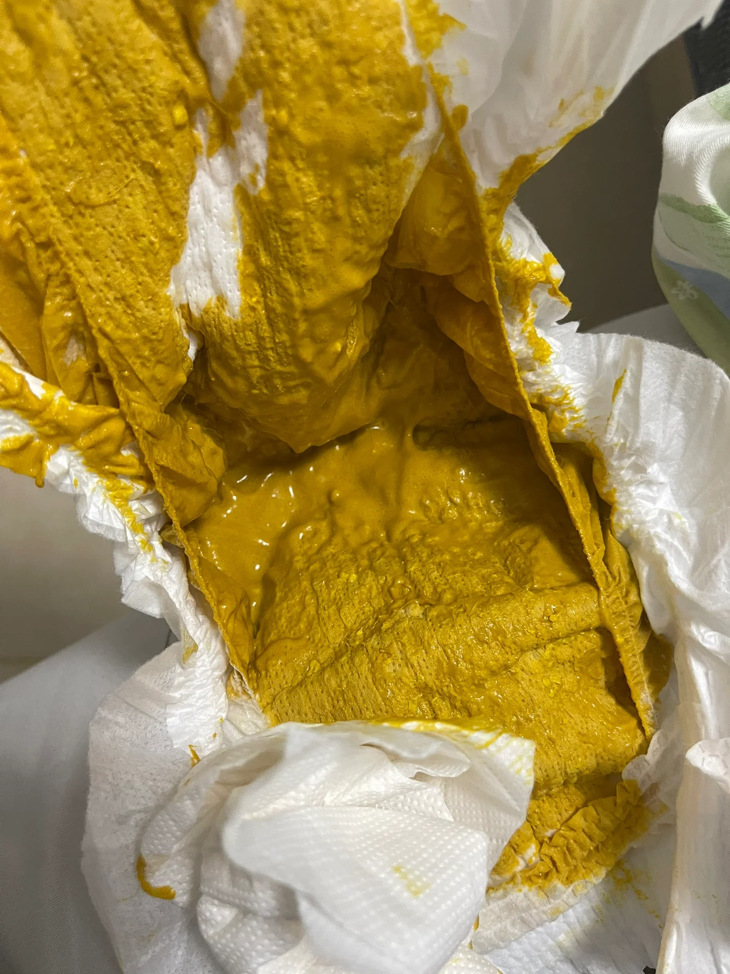 经过二月闹后开始攒肚了,每三天才拉一次粑粑,每次都拉这么大一摊,都