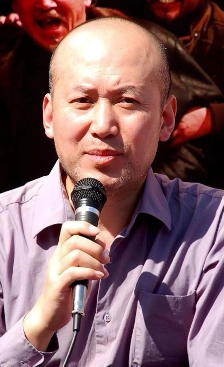 郭达一本正经的摸摸脑袋,思考了好一会时间,说:你也在挣钱,干嘛不花