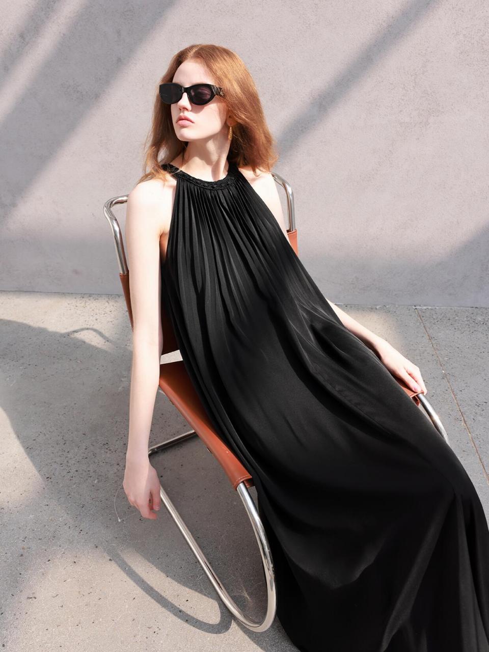 如希腊女神般贵气优雅 黑色挂脖长裙,用高级感点亮夏日 渐变压褶,流光