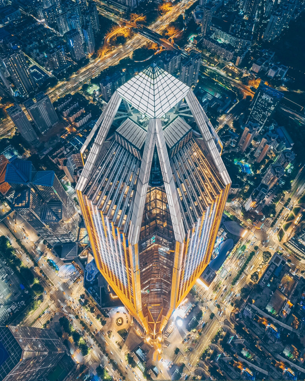 95深圳,从荒芜的小渔村,开出一片绿洲,在绿洲上又竖起了高塔,这座