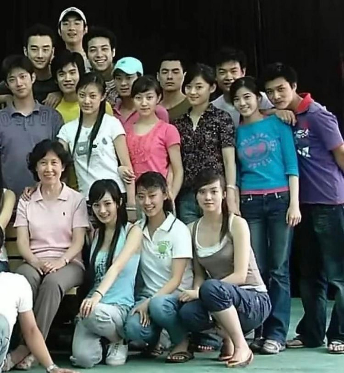 看杨幂北影毕业照就知道,能爆红的一定是班级里最亮眼的那个