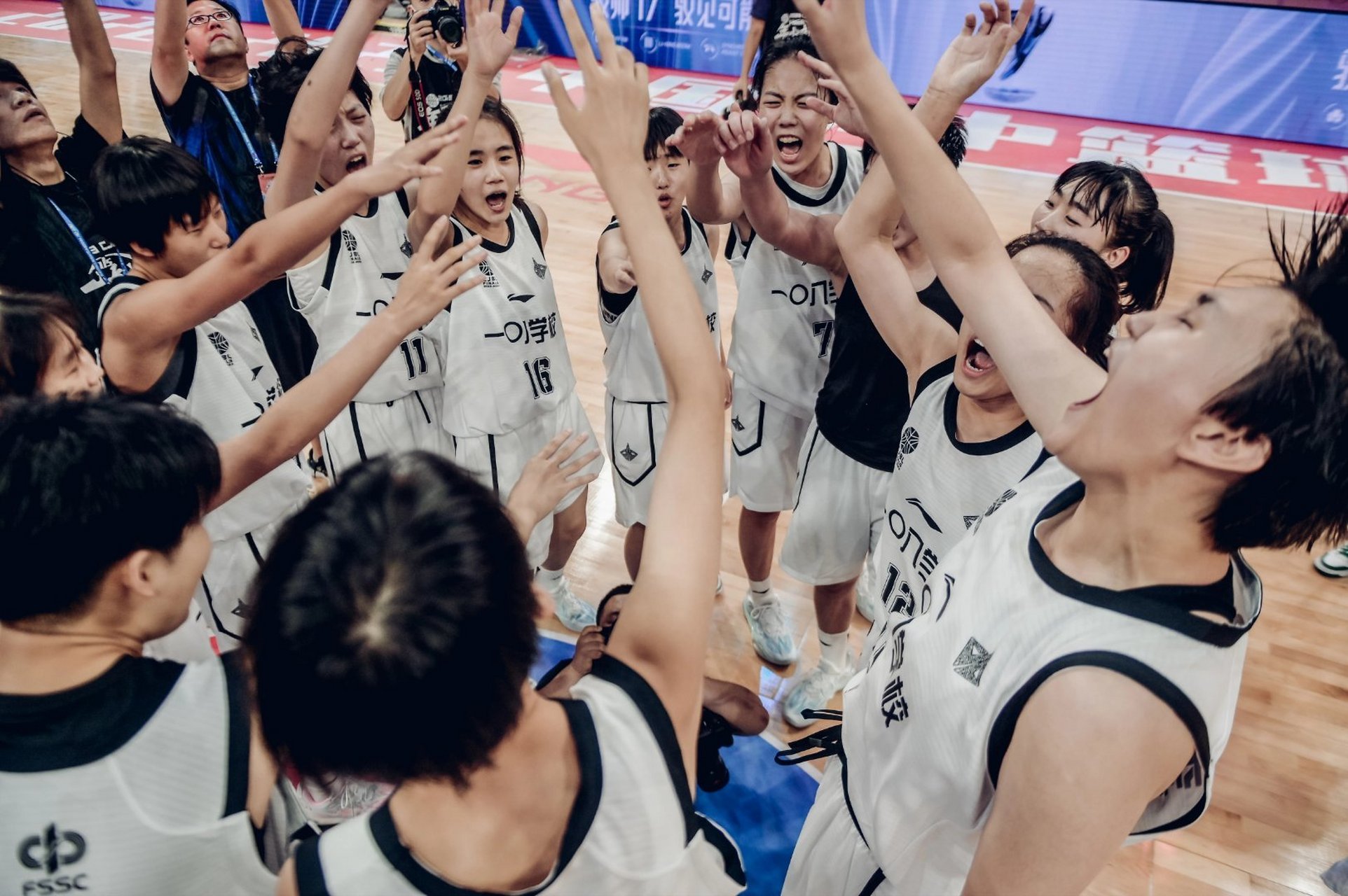 【长春108中学女篮冠军胜利凯旋】 13日长春市第一〇八中学的师生们