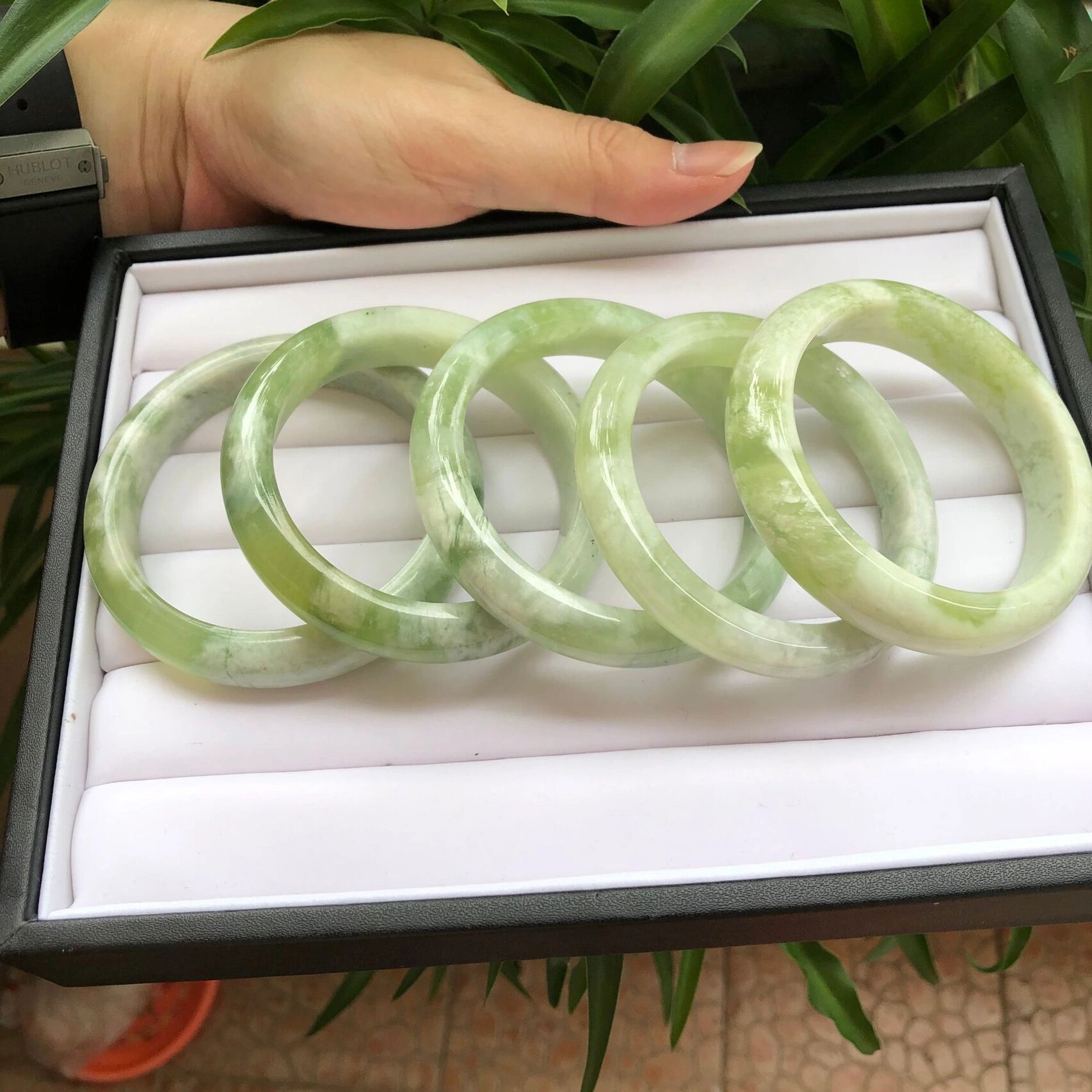 天然岫玉手镯 象征着平安与富贵 青提奶盖色