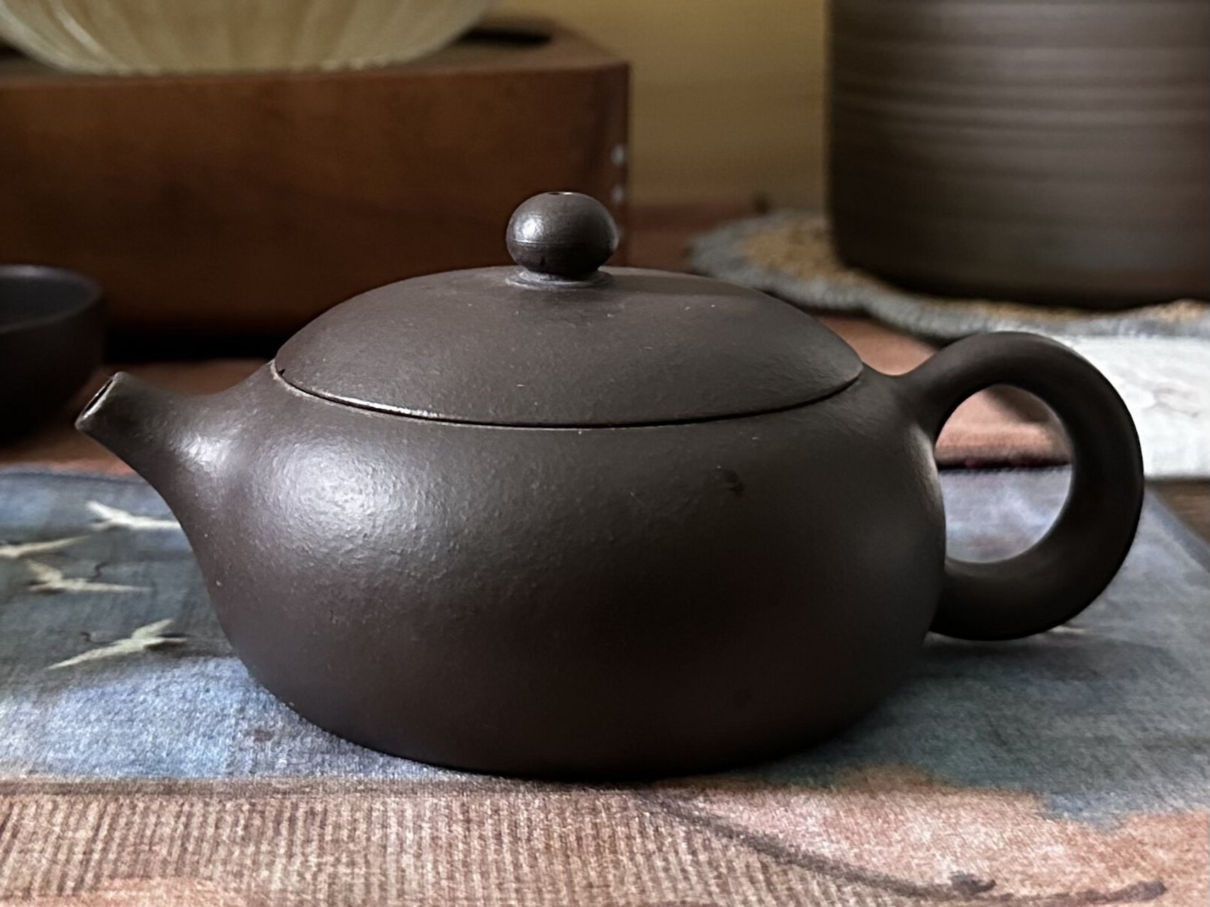 紫砂壶|看落款是范锡军作品 不知真假 到手得有大十几年了 当时也没个