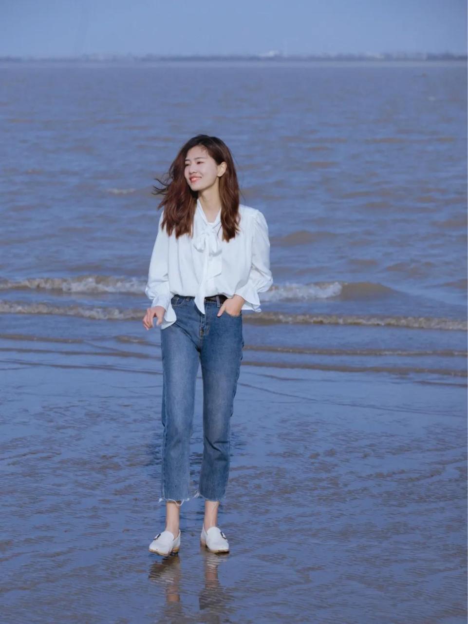 白衬衫配牛仔裤,这样的搭配方式真的是百穿不腻头条创作挑战赛