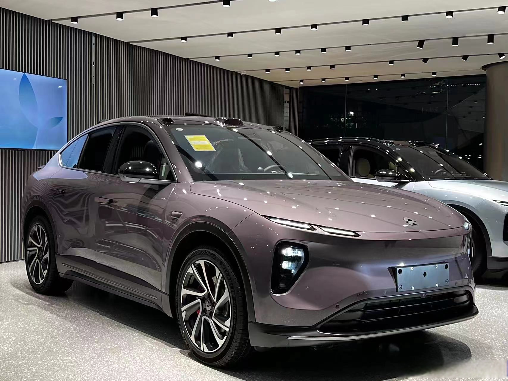 全新蔚来ec6上市,75度电售价35.8万元;100度电售价41.6万元.