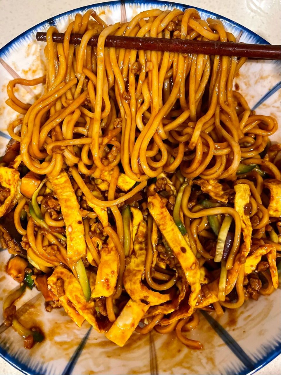 这个肉酱拌面的做法真的绝了!超好吃而且超简单!你们一定要学会哦!