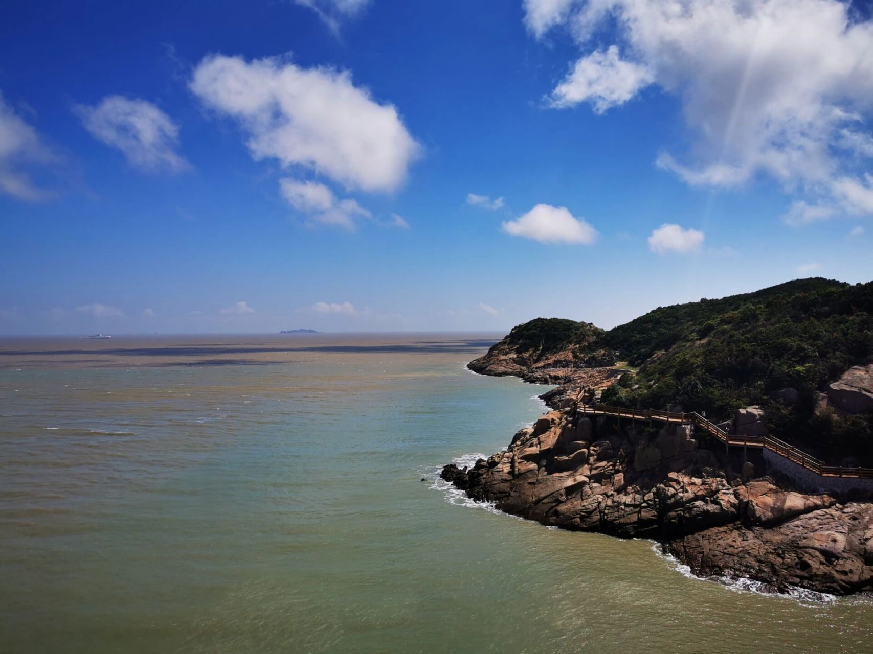 桃花岛地处舟山岛的东南方向,在舟山和宁波之间,二边的码头都有航班