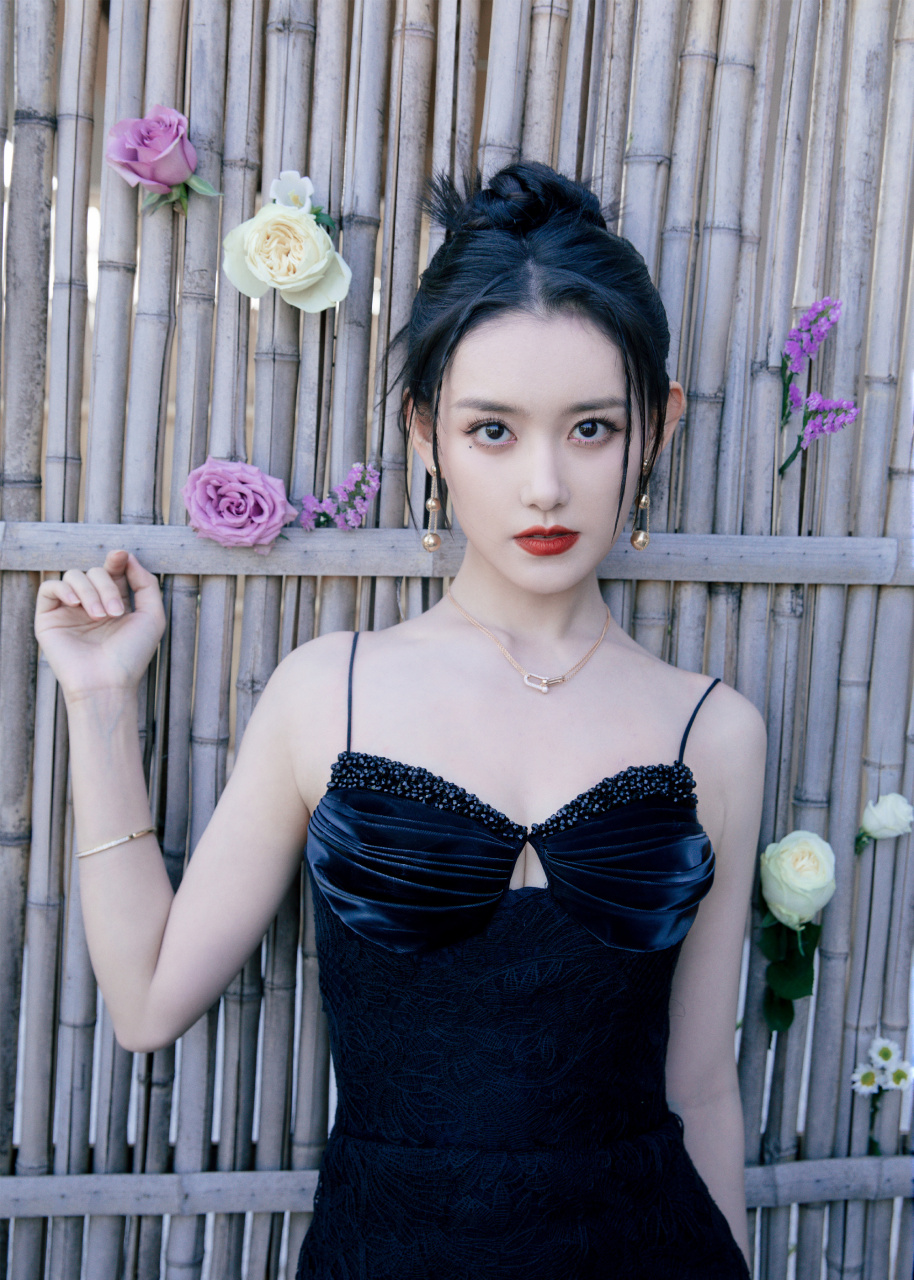 蒋依依,黑色吊带裙,明媚的小姐姐