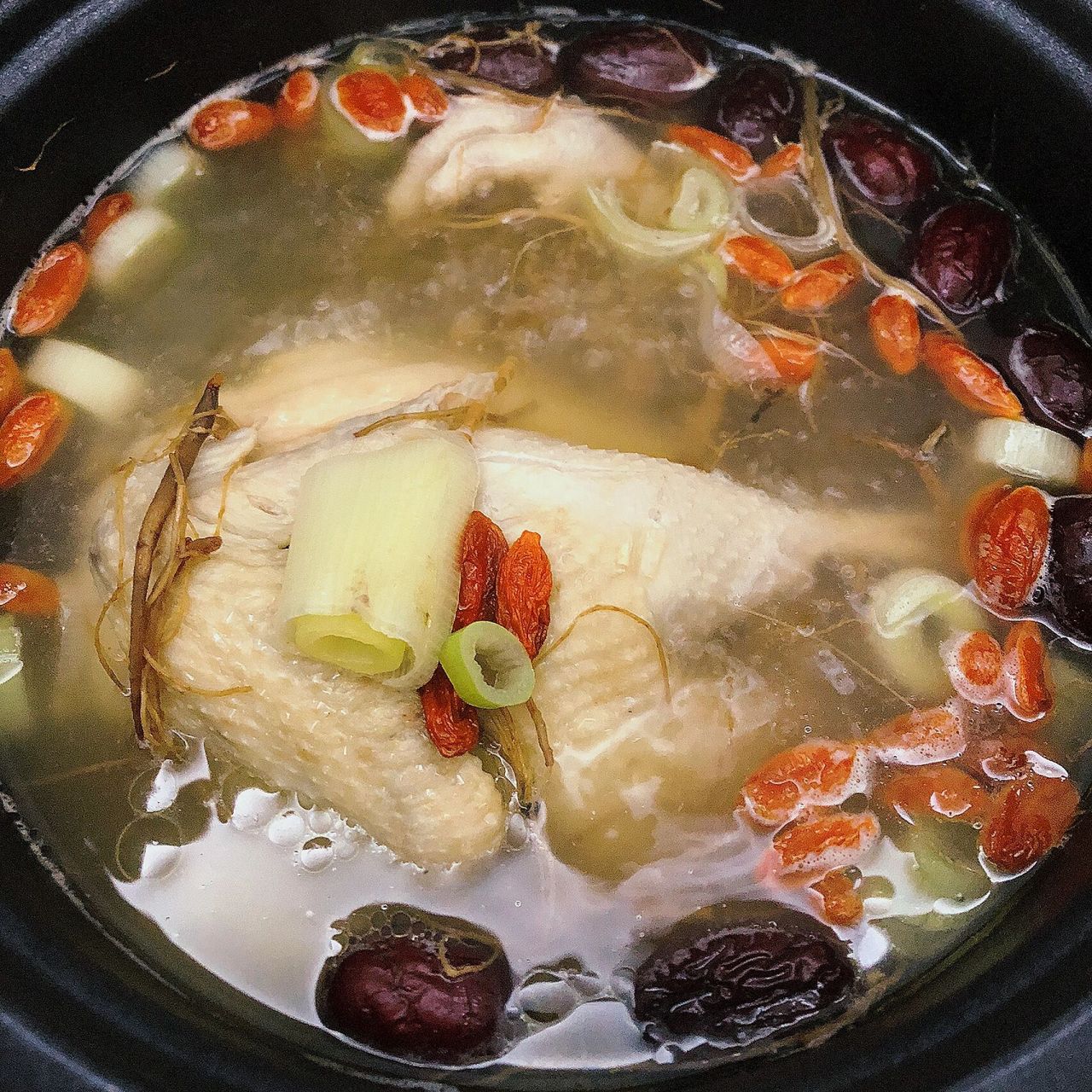云南菜—三七炖鸡 一道简单的云南菜 食材:三七,三黄鸡,红枣,葱姜