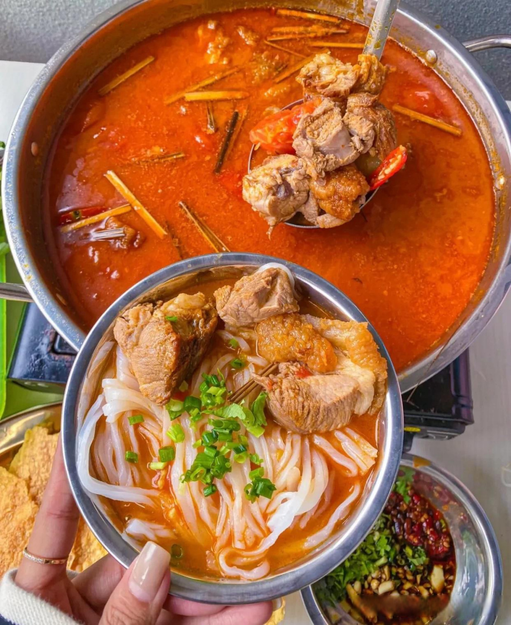 这样一碗开胃爽口的酸汤猪脚粉,分分钟俘获你的胃.