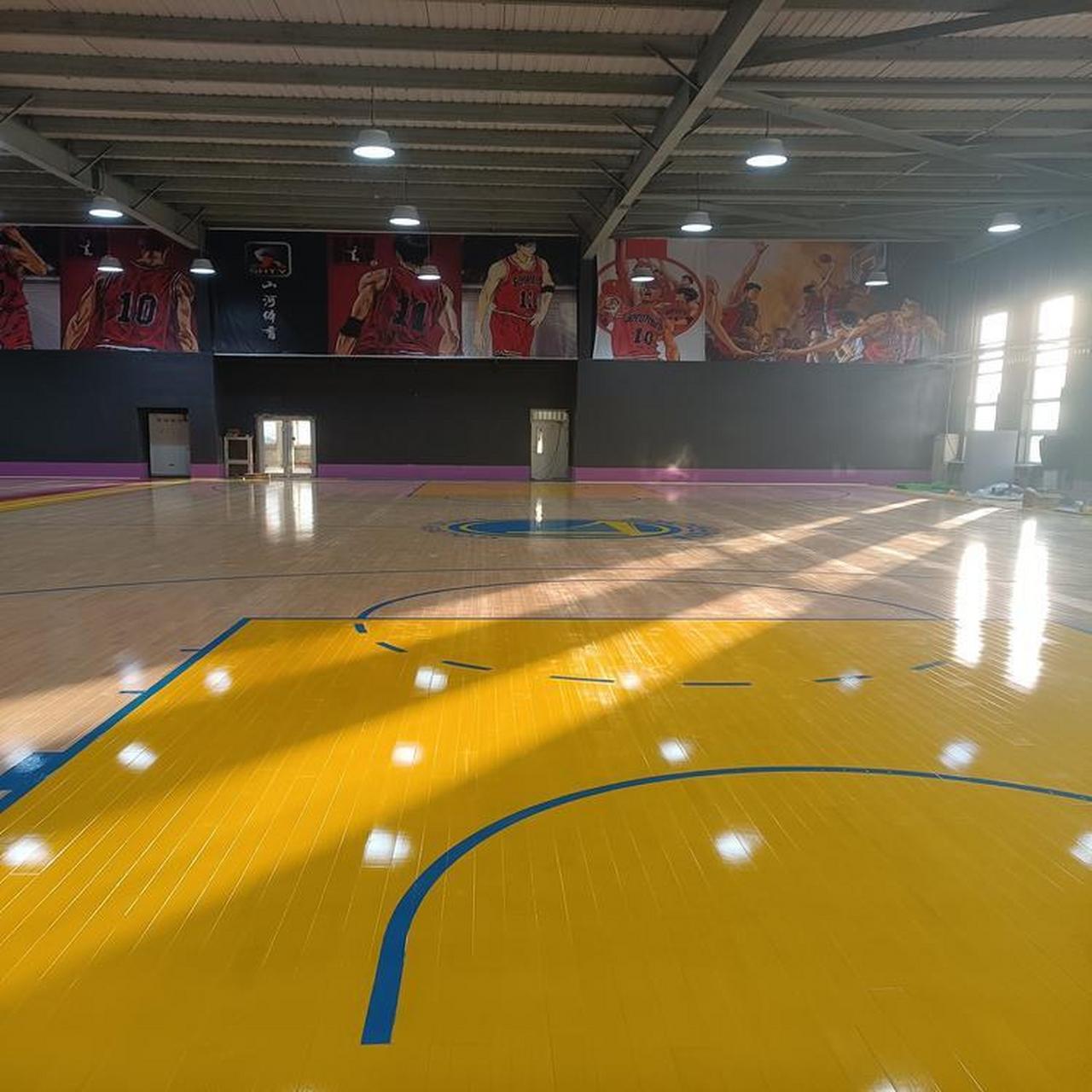 体育木地板的制作材料和分类 体育木地板是一种专门用于体育场馆,剧院