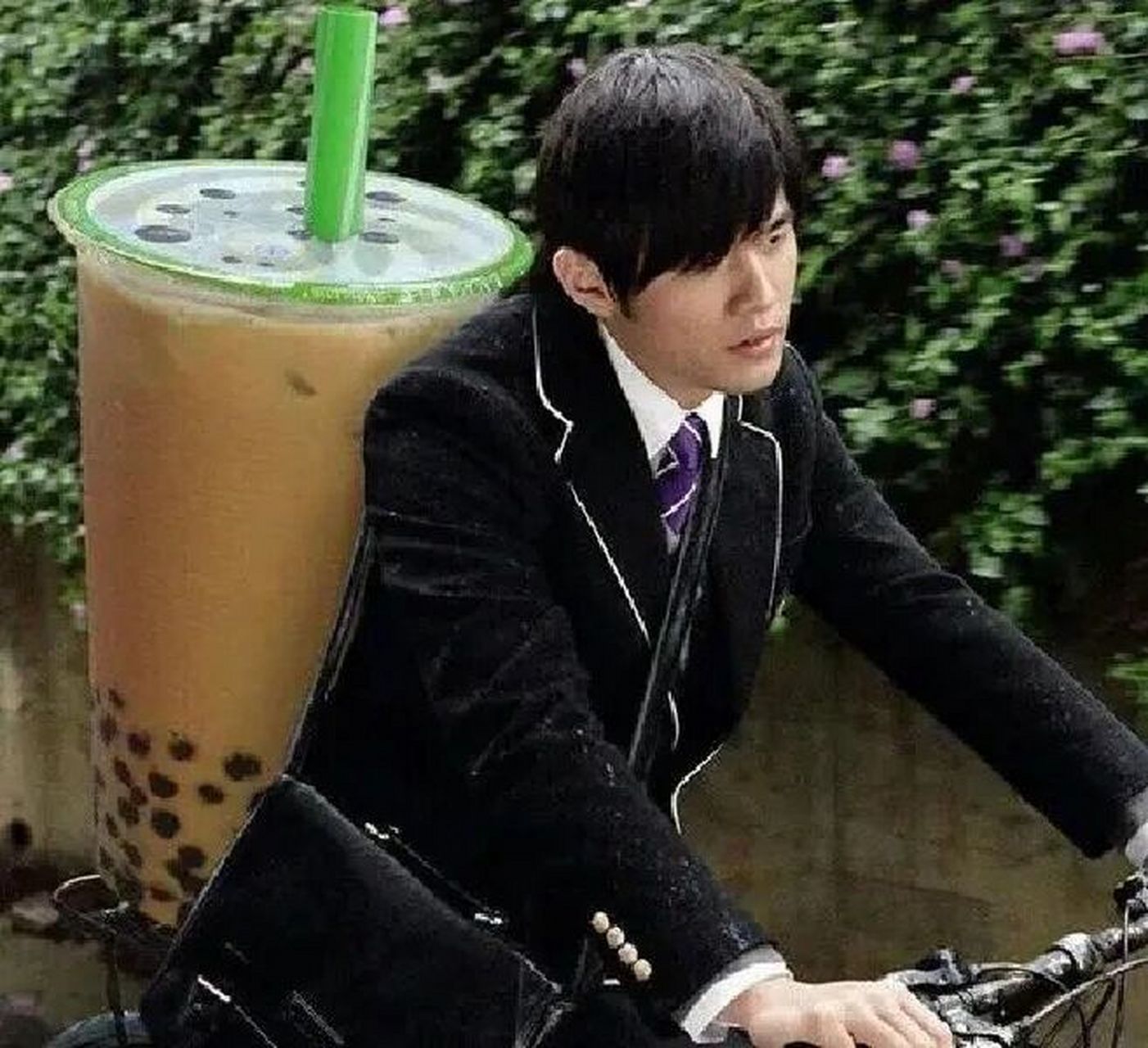 一方面,奶茶成为了周杰伦的标志性形象之一,频繁出现在他的照片和演唱