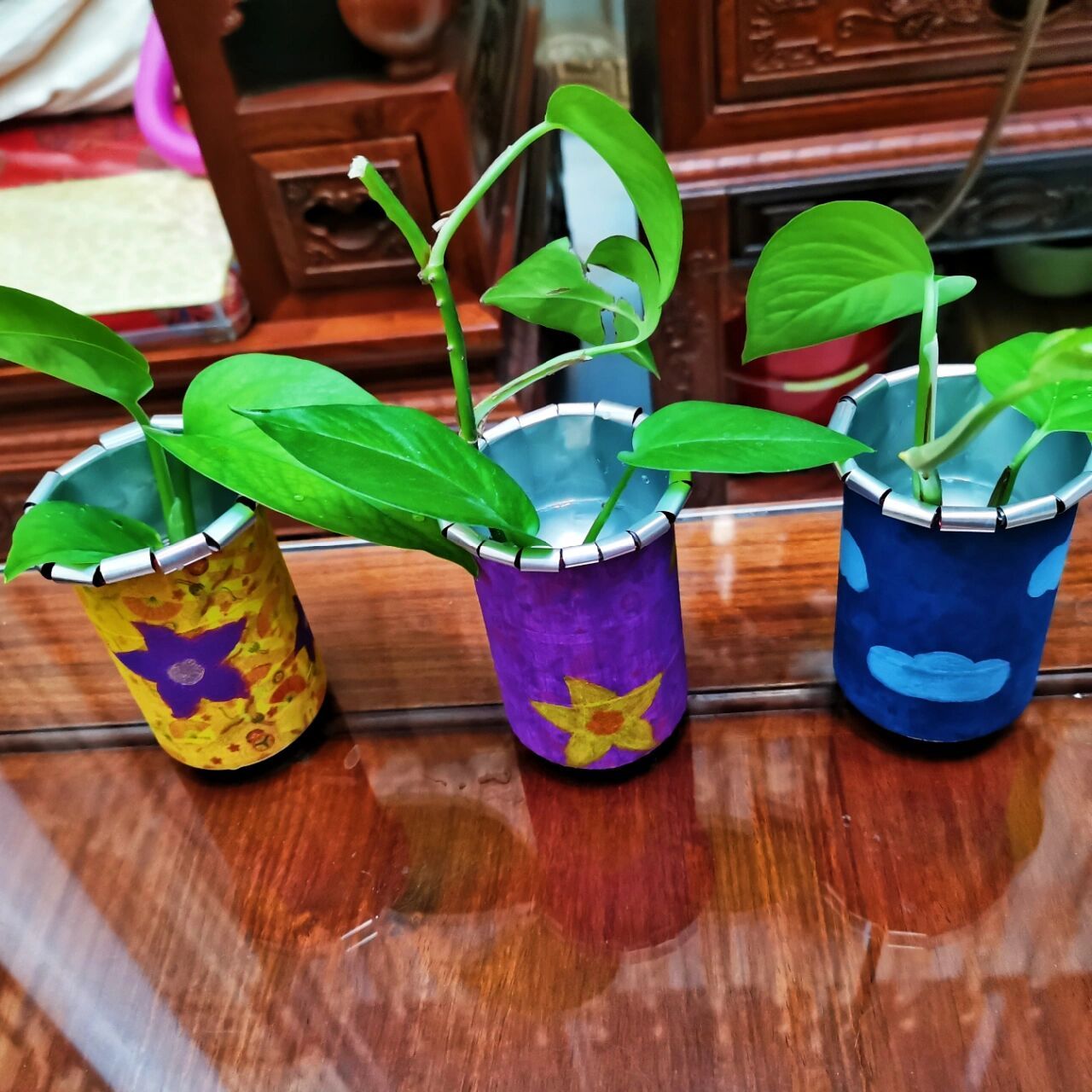 diy|易拉罐花盆|变废为宝 材料:易拉罐 剪刀 纸胶带 画笔 颜料 步骤