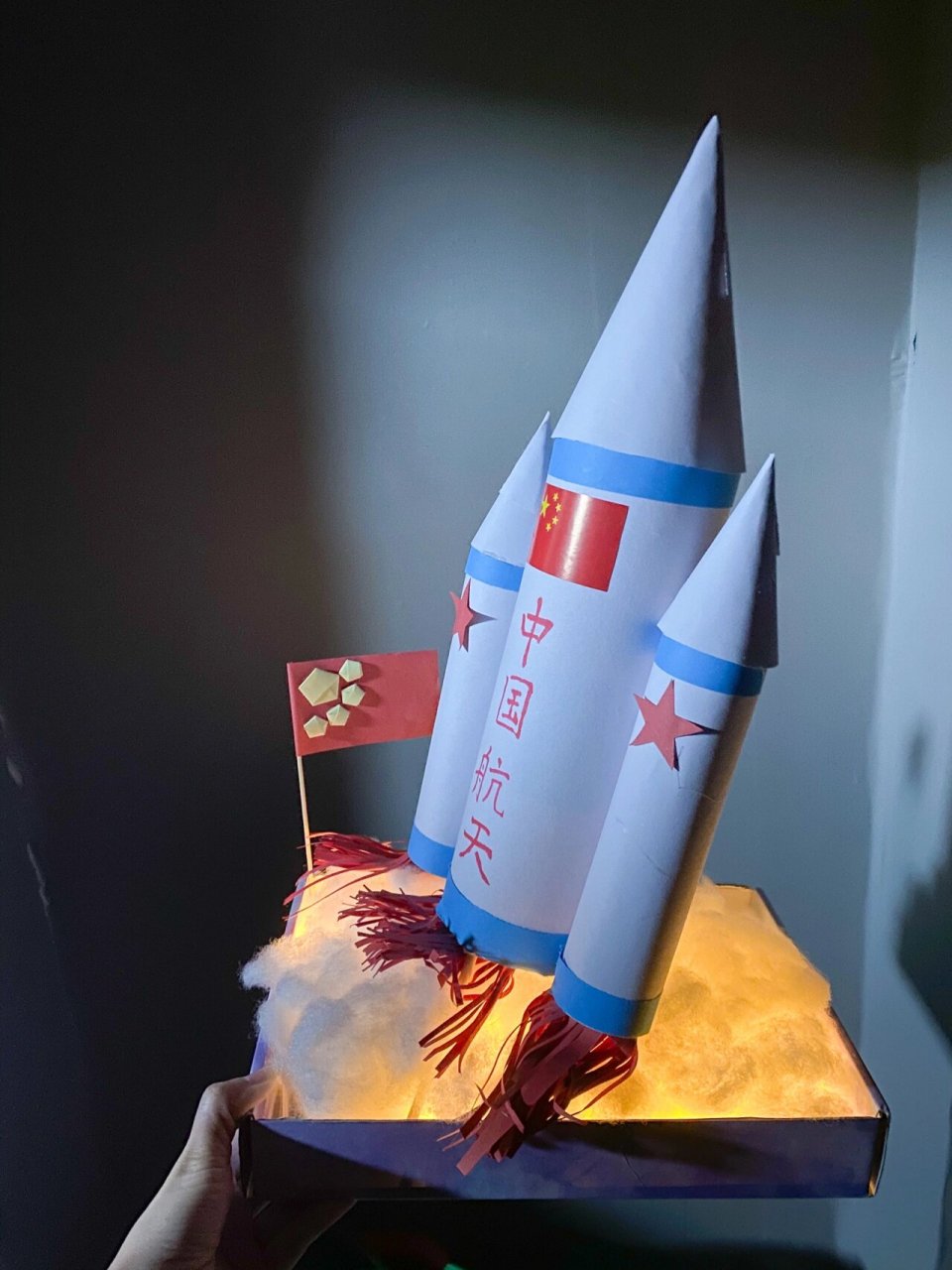 新年幼儿园亲子手工-航空火箭附教程 材料:一个大一些的矿泉水瓶子,4