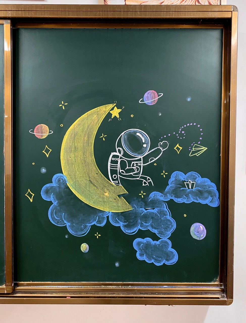 星空宇航员 和同事一起画的粉笔画,我收了个尾～可以用做画黑板报的