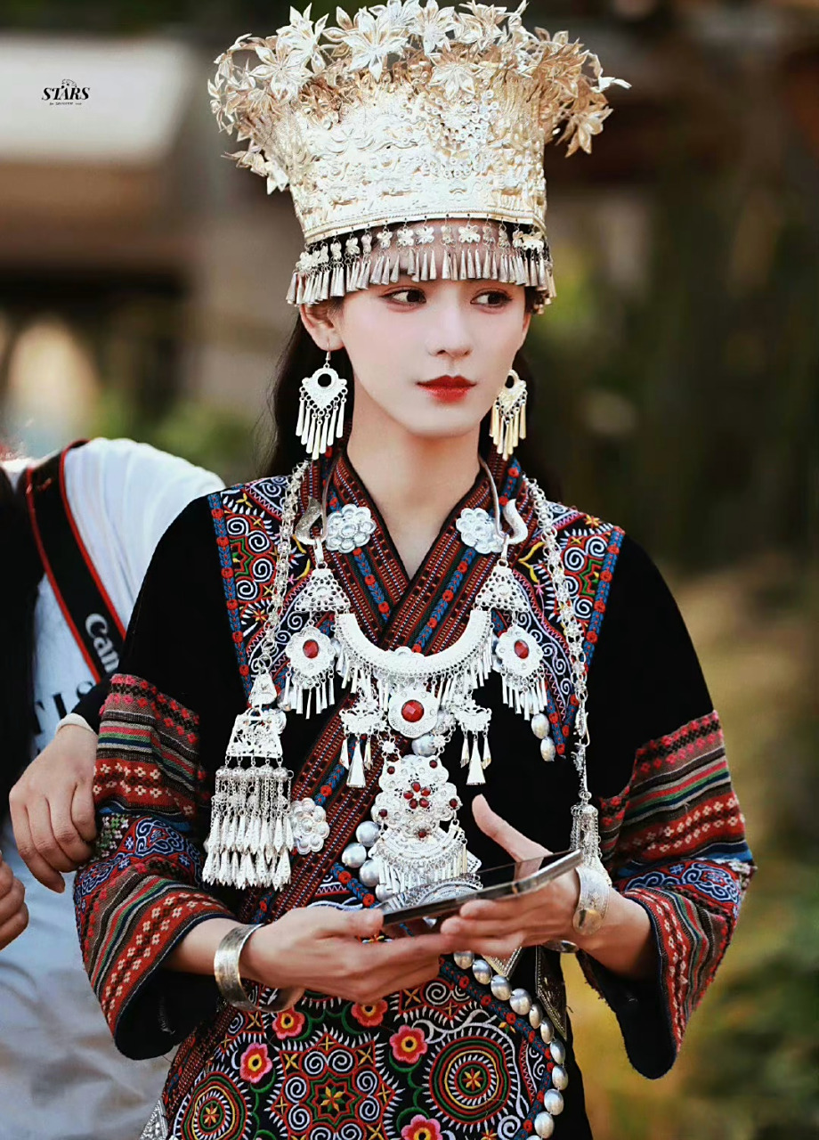 张予曦苗族服饰大片,终于等来了!好白好瘦,苗族少女即视感