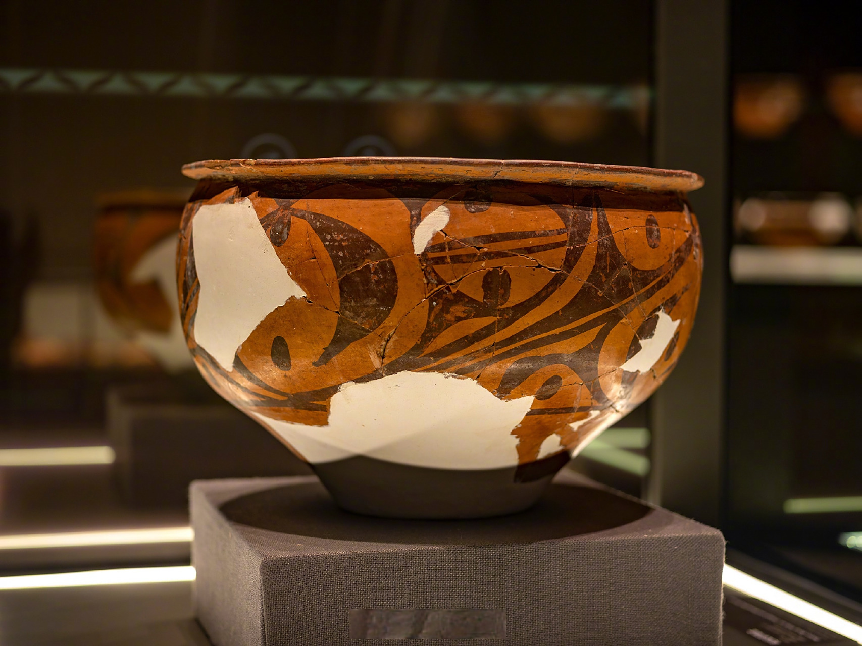 【庙底沟彩陶旋符中弧角三角形是神鸟的眼睛】11月27日,在#首届仰韶论