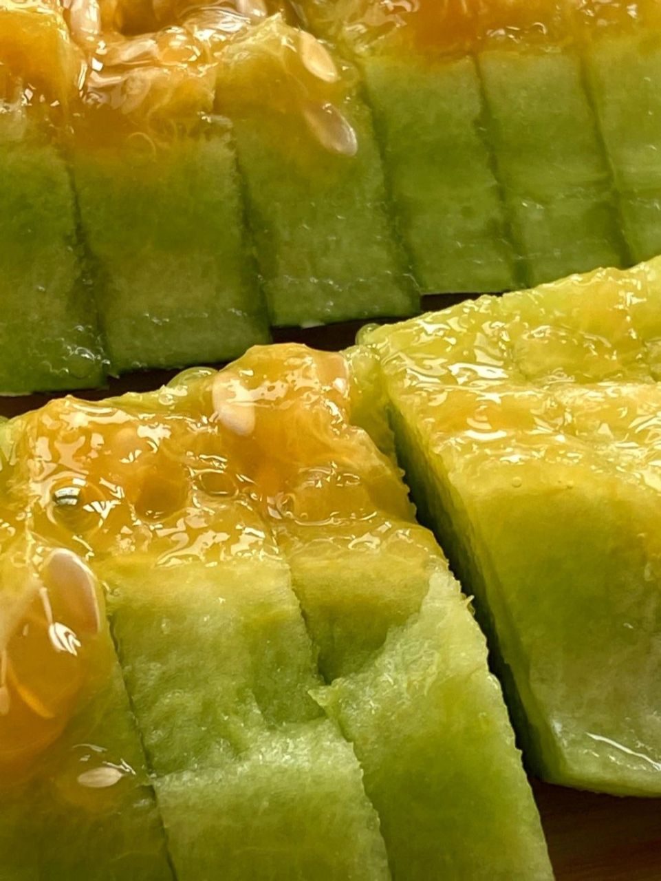 这个瓜超市里叫玻璃翠,其实就是博洋9号甜瓜,除了花皮外表,其他都和