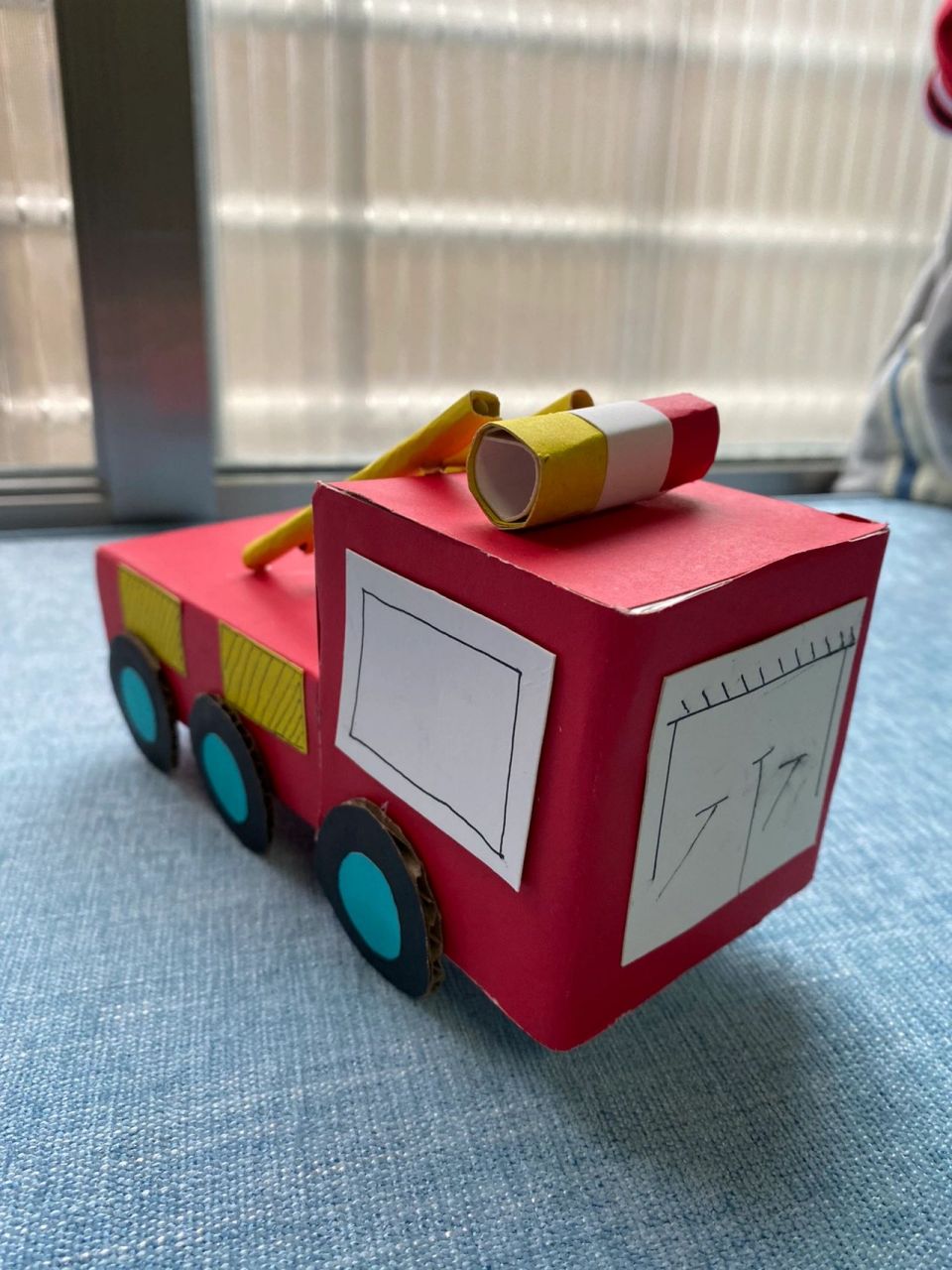 幼儿园手工汽车  119消防车 分享给有需要的人 材料:卡纸,空纸盒,胶水