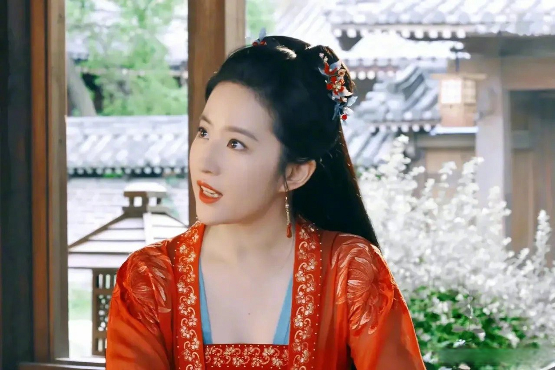 刘亦菲也太适合穿红衣了吧,可惜在《梦华录》里只穿了一次,她以往的