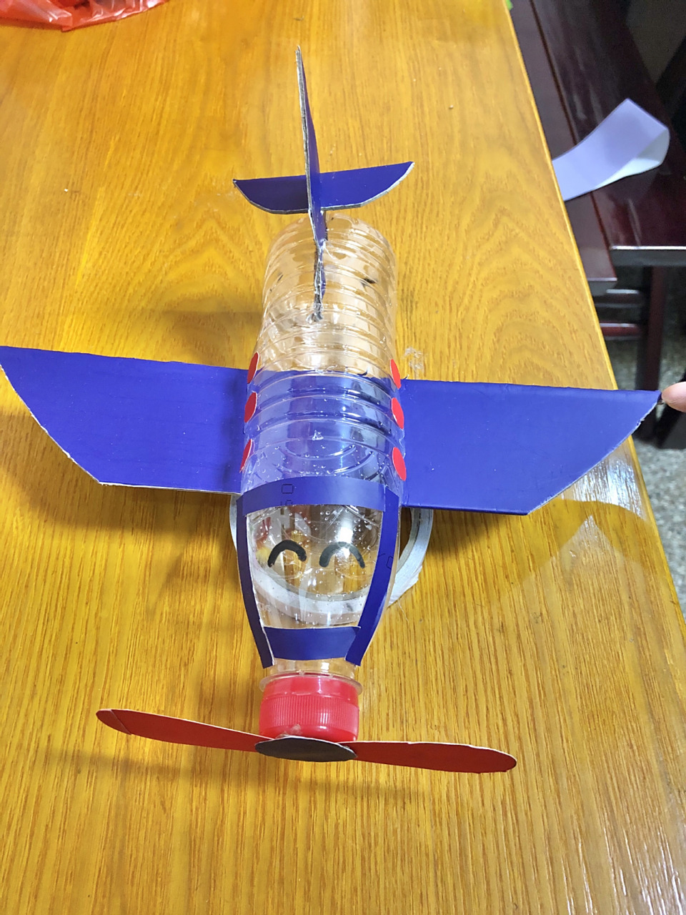 幼儿园手工之废物利用 塑料瓶变身飞机7615,我太难了,感觉这个