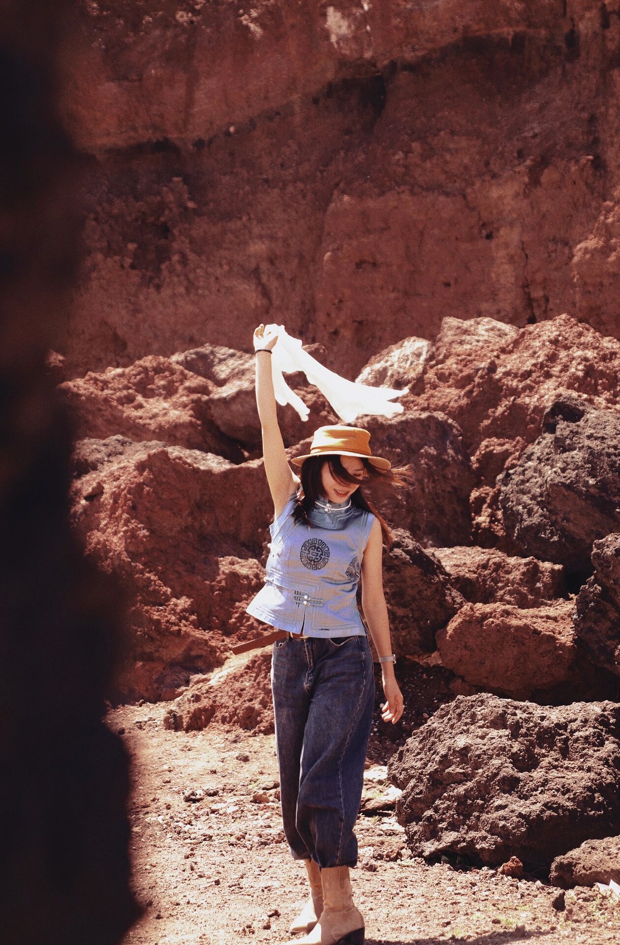 内蒙古—乌兰哈达火山地质公园99拍照姿势 蓝色马甲真的很好看 在