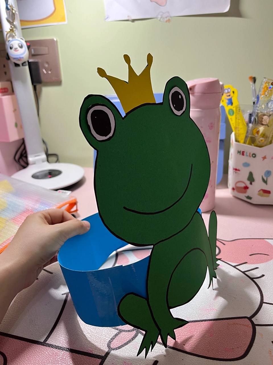 手工|青蛙头饰 1,准备一张绿色硬卡纸,画好青蛙剪下来.