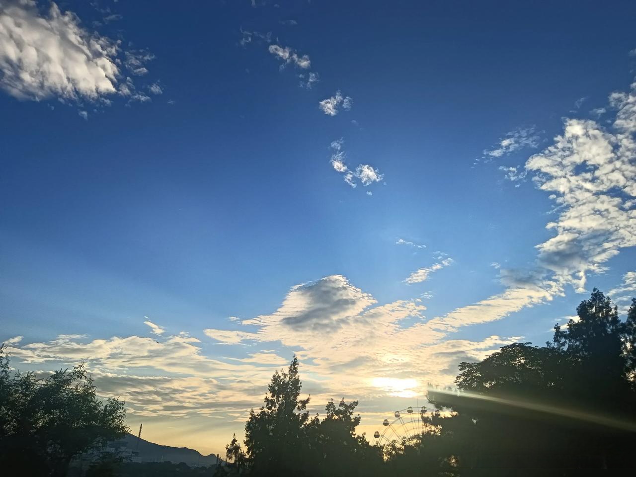 孤床斜卧觉心安.诸事尽云烟. 苦烦多,欢乐少.未见功成人老.