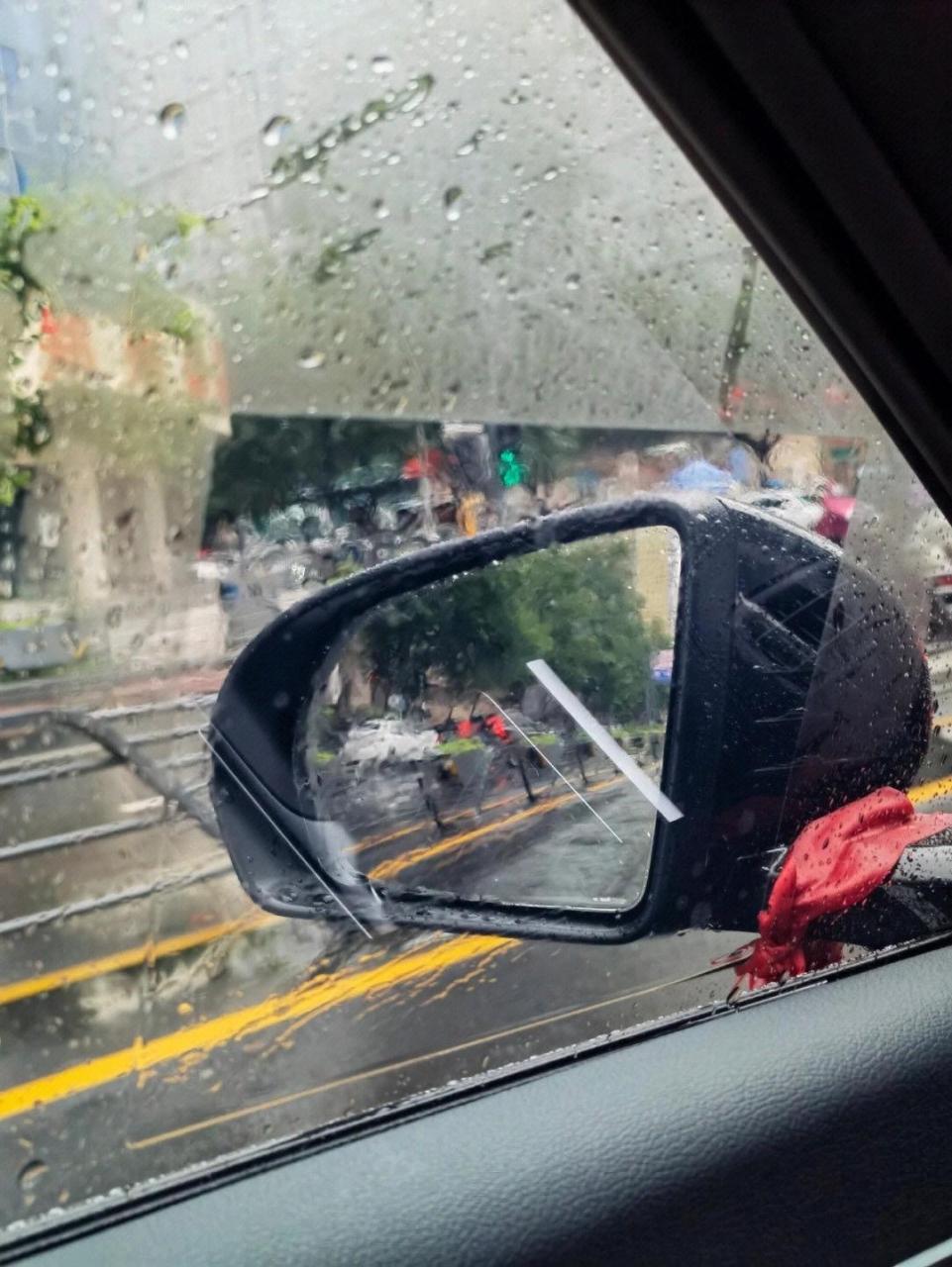 车内看外面下雨图片图片