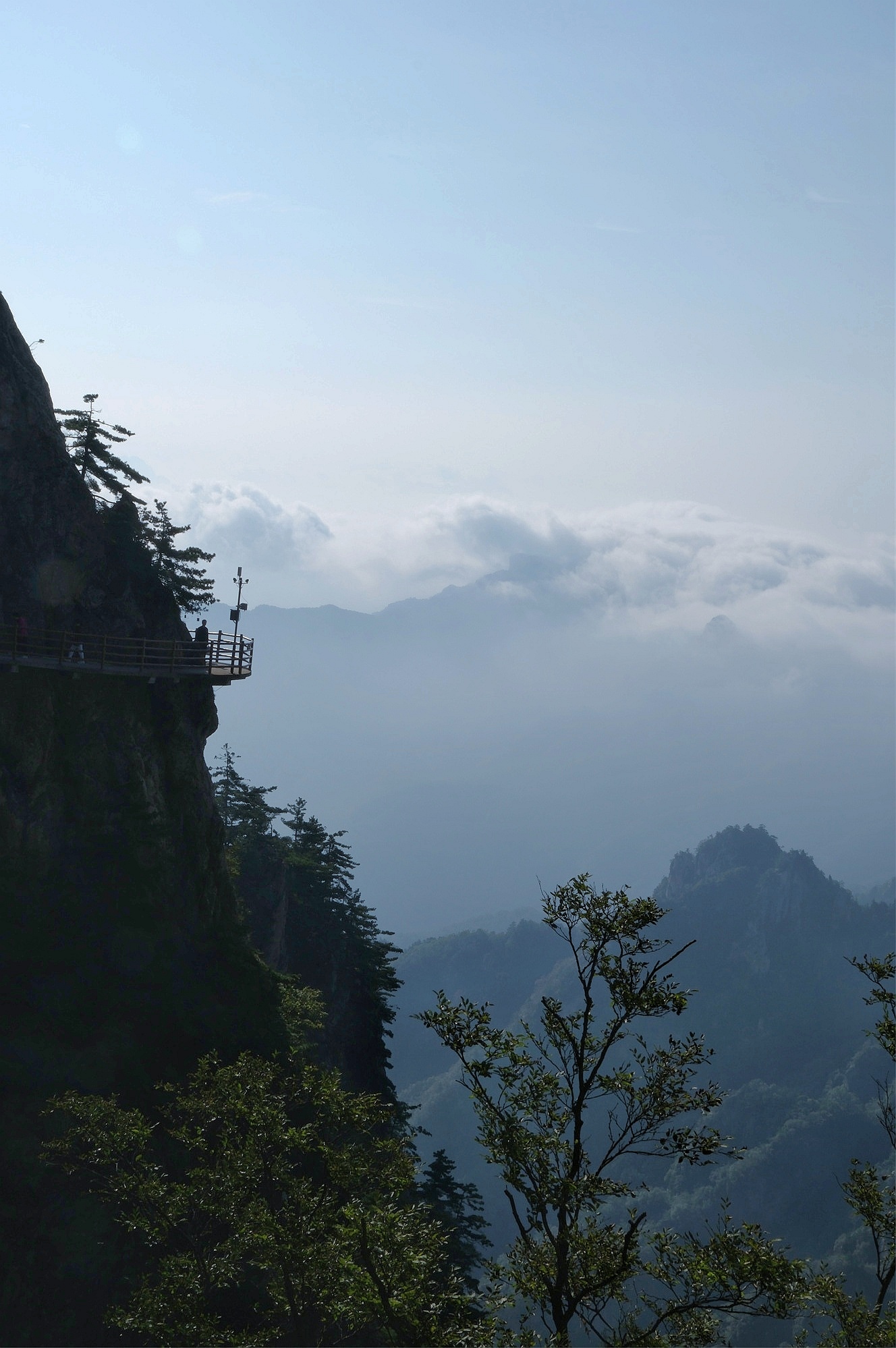 《游老君山之一》老君山,位于河南洛阳栾川县,是国家5a级景区,国家级