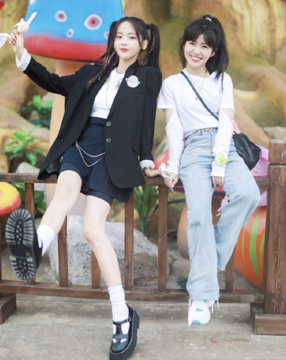 【赖美云晒与杨超越合影】6月7日,@赖美云 晒出与@杨超越 在游乐场的