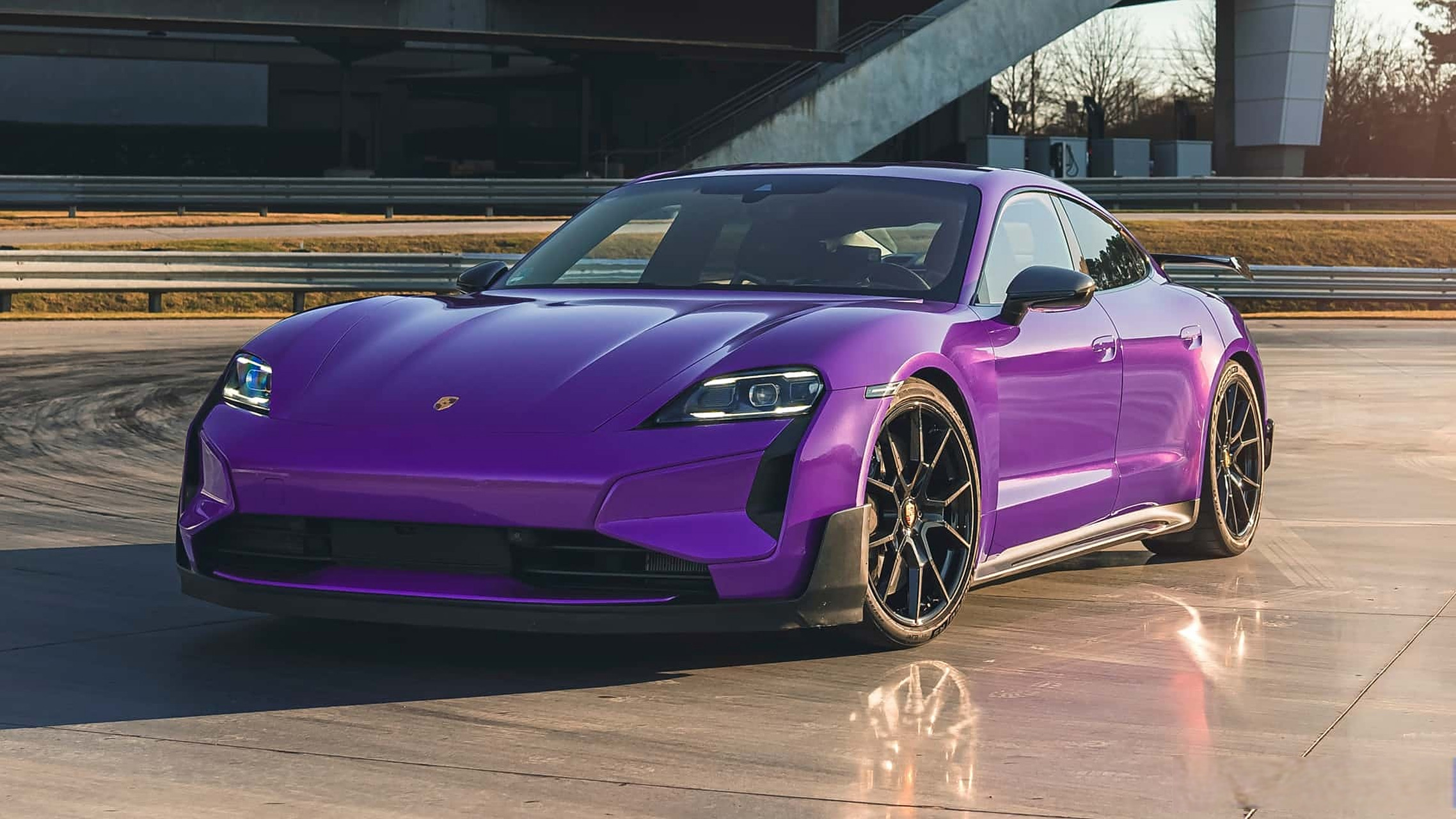 2025款保时捷taycan turbo gt 这个紫色真的是太喜欢啦~~~  105kwh