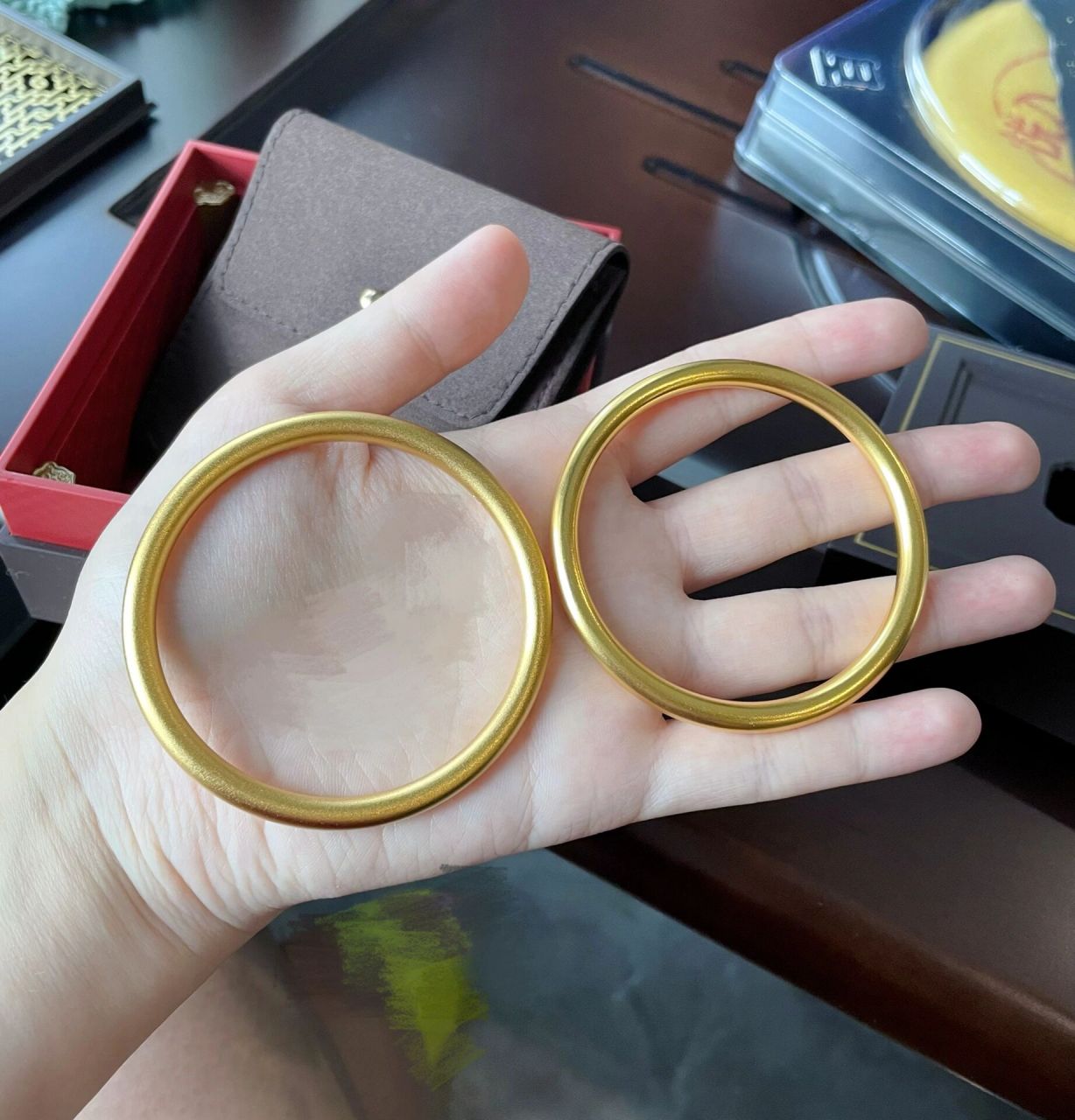 黄金和沙金 黄金手镯买完除了回门宴戴过一次就再也没有戴过了,第一是