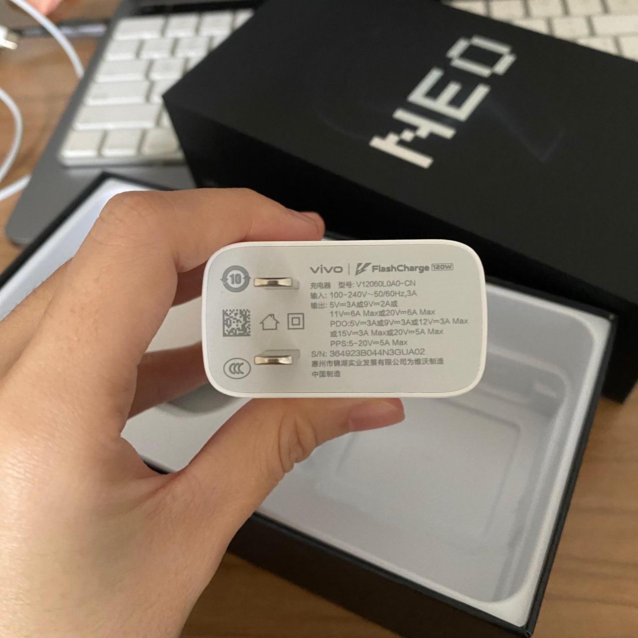 vivo iqoo 120w原装充电器需要鉴定真假可以发图片免费鉴定