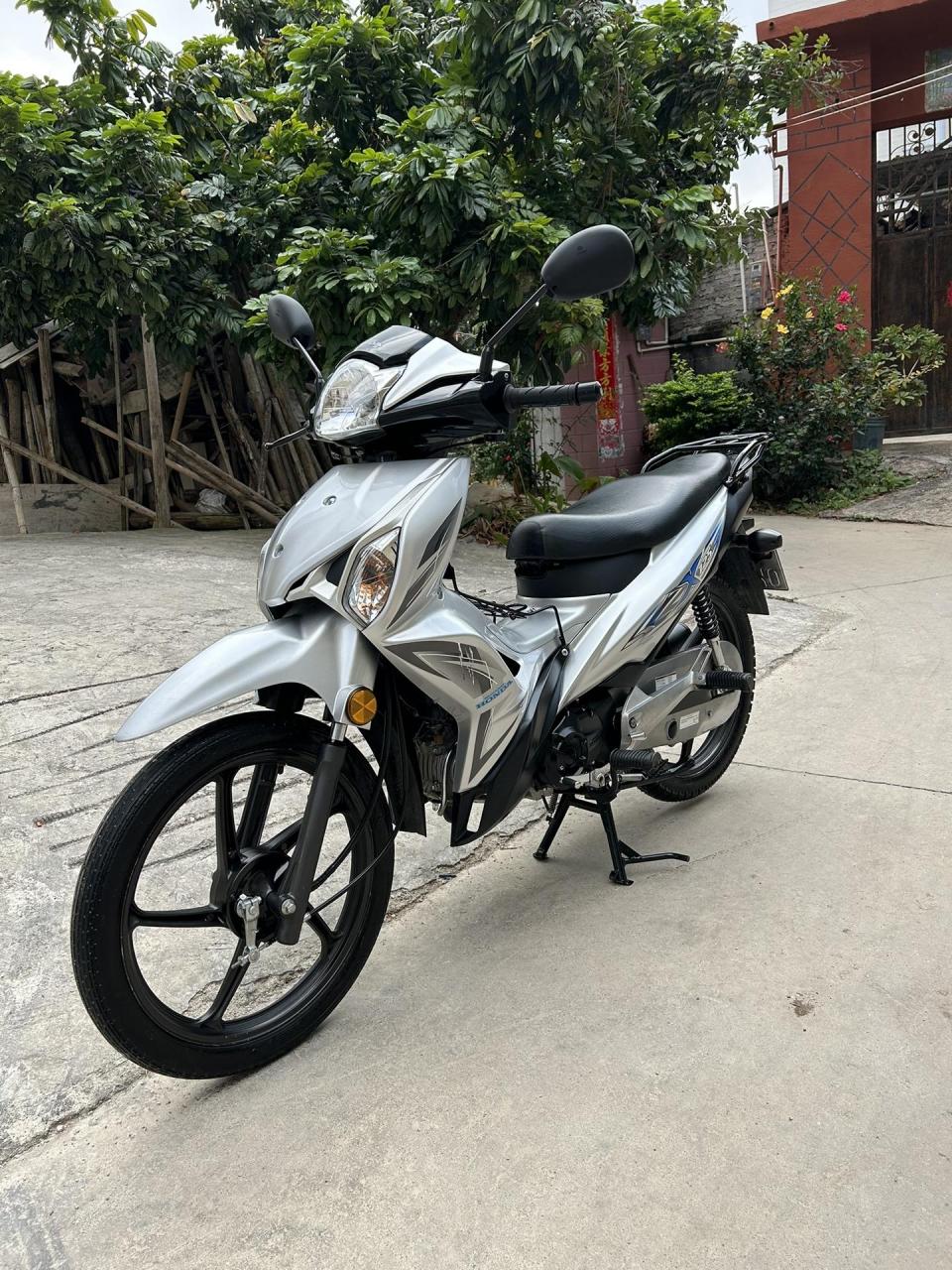 新货上架,18年11月份的,五羊本田凯影125,一手户,车况精品,无事故,八