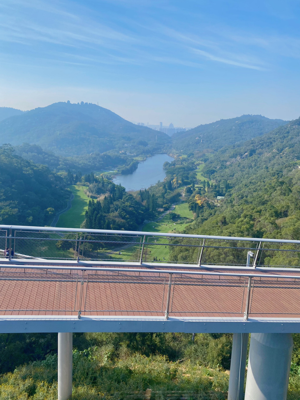 上李水库这一段健康步道真的太适合踏青了 03:步道上去,一边是水库