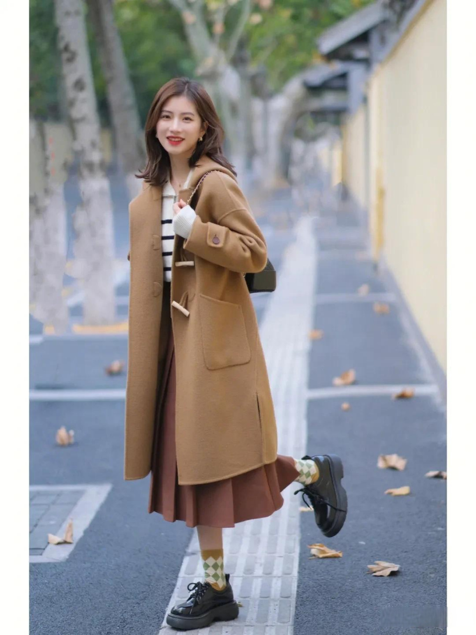 真的很喜欢这种简单成熟中带点俏皮感的穿搭 棕色的连帽大衣保暖舒适
