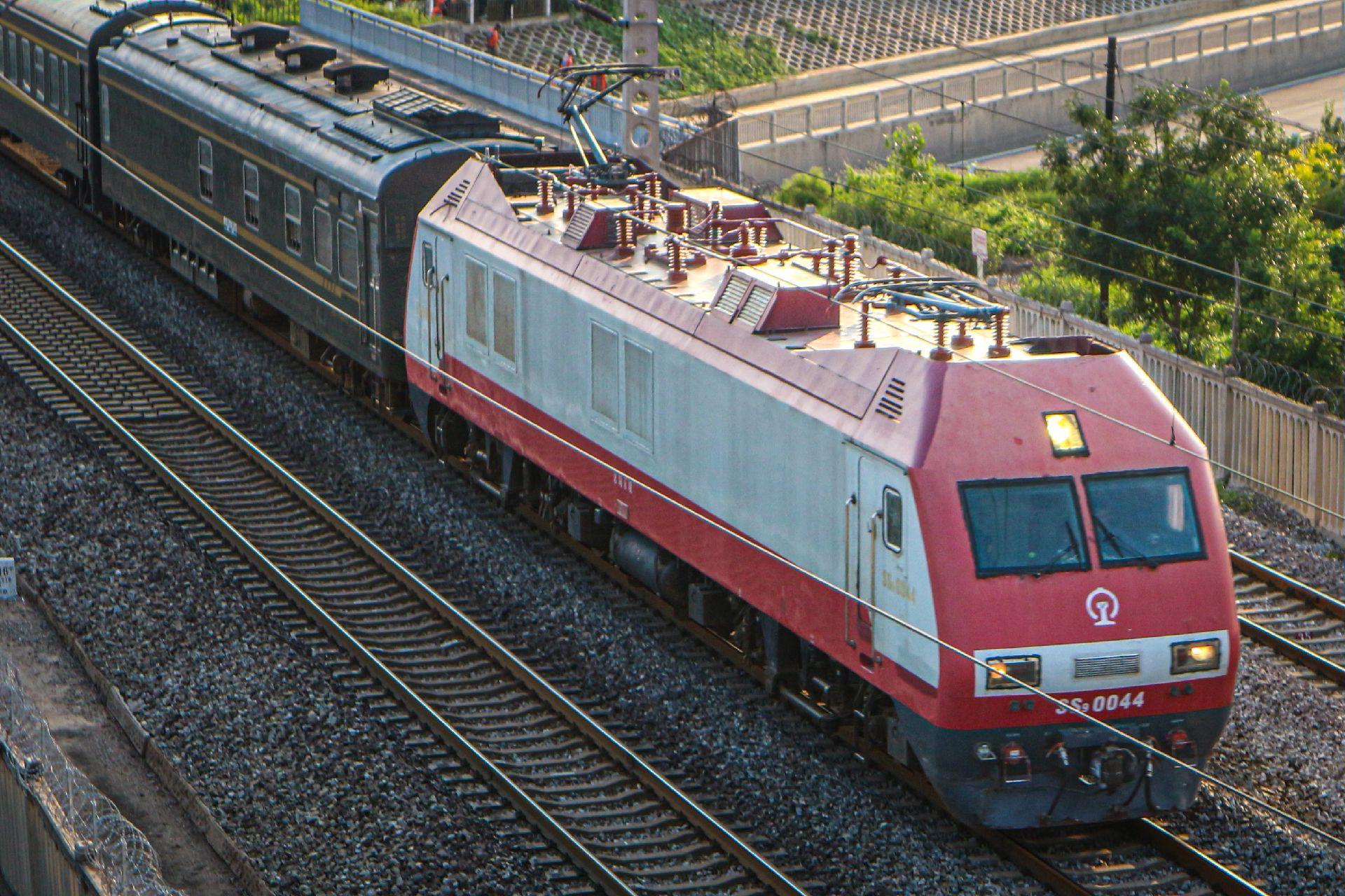 ss9g 0044号车于2002年6月落成,是韶山9改进型电力机车的首台机车.