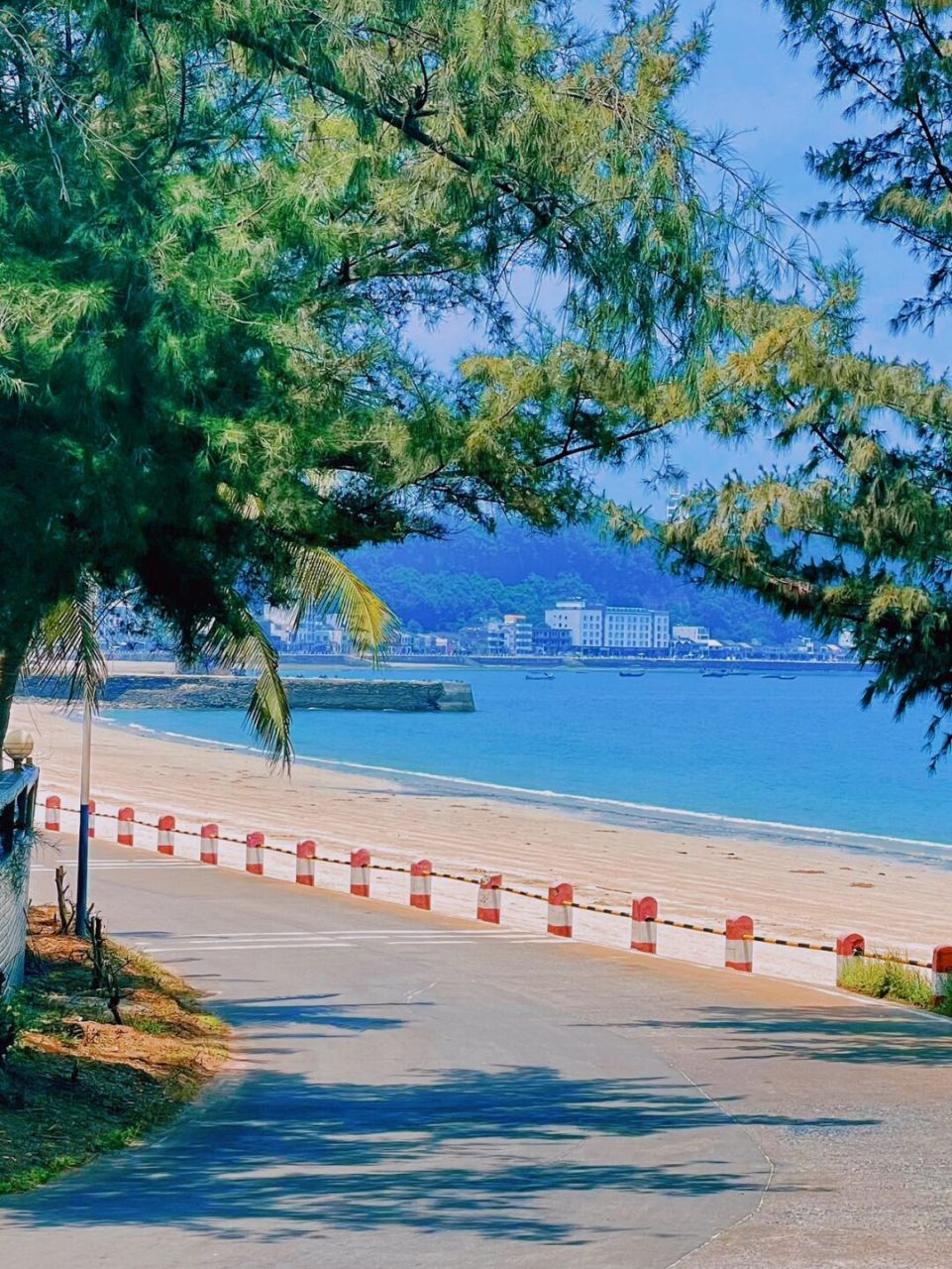 总要去趟涠洲岛,走走环岛路 逛逛南湾街,吹吹滴水丹萍的晚风 在海边看