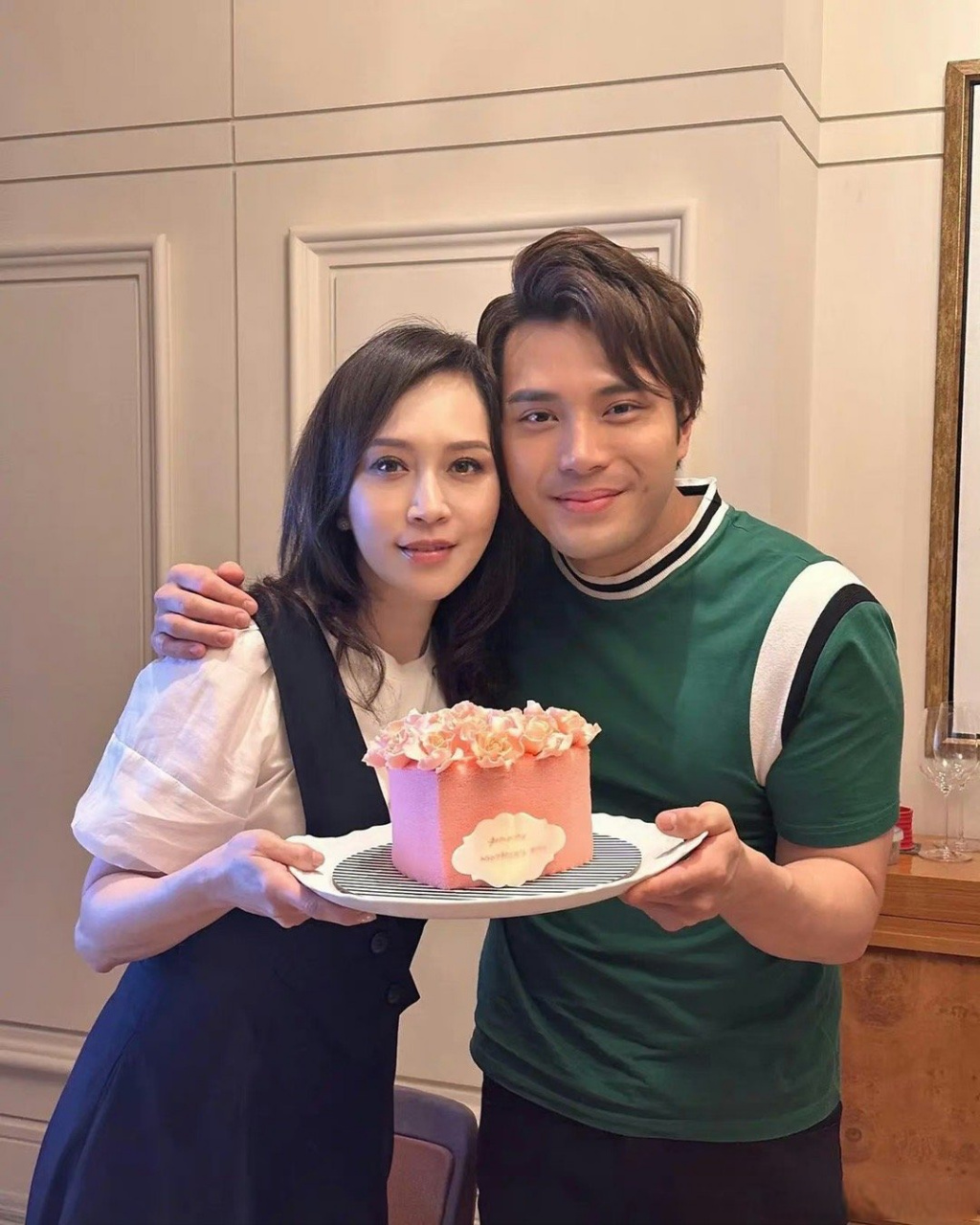 香港女星顾纪筠的近照,她今年都已经60岁,这颜值看起来像40岁,真的很