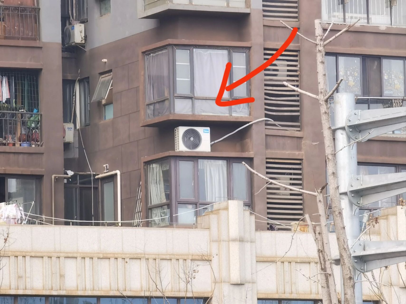 楼上空调外机放我家飘窗上 这是什么意思啊,整栋楼就他们家的空调外机