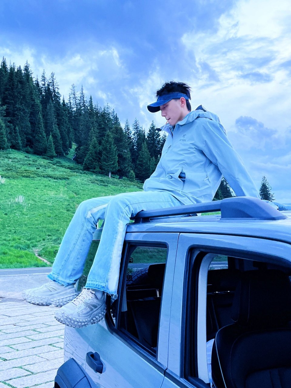 自驾游车顶拍照姿势大全      自驾游车顶拍照tips 1.