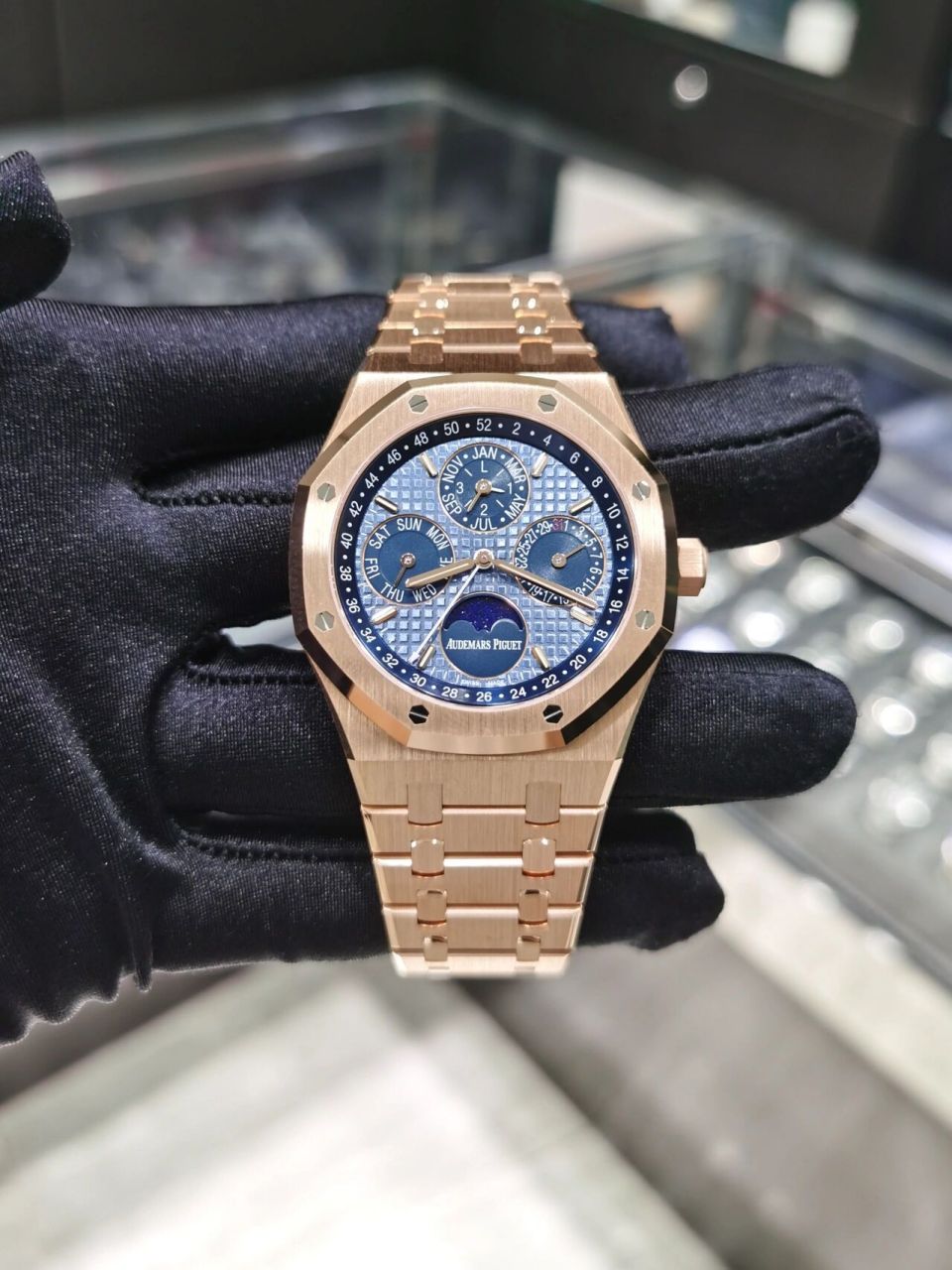 澳门买表攻略9890爱彼皇家橡树万年历 今天来介绍一款爱彼的万年