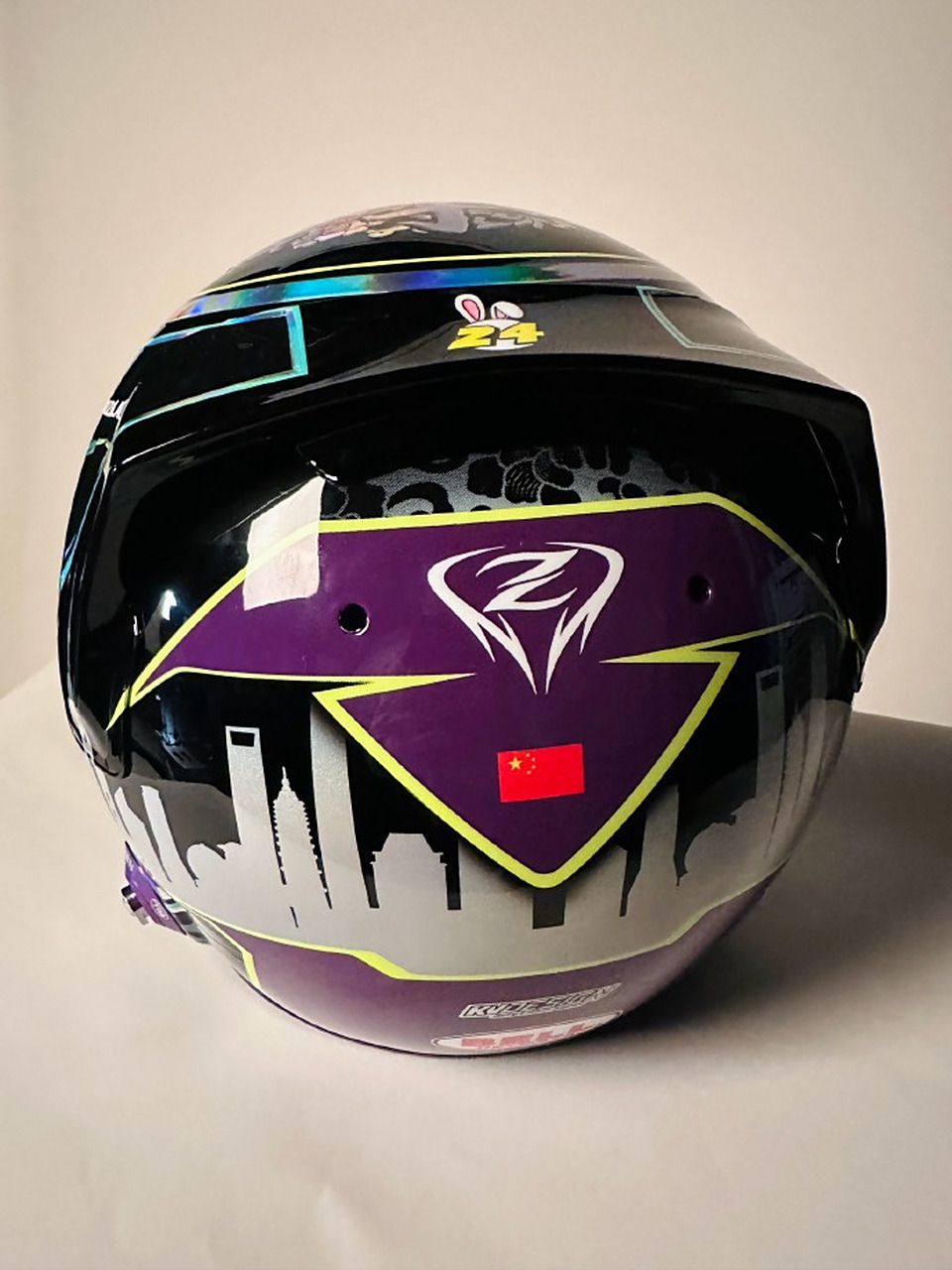 周冠宇镭射风新赛季头盔  车手周冠宇 晒出2024 f1赛季头盔   "暗黑风