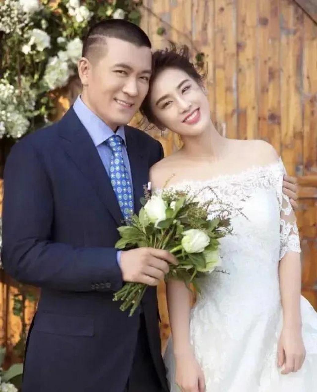 黄圣依和杨子直播被点名了,起因是扬子和黄圣依直播售卖迪斯尼门票时