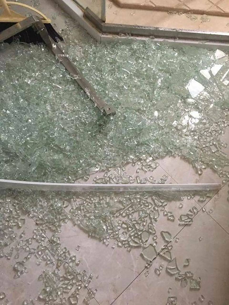 钢化玻璃的优点 1,安全性:要是玻璃破碎后,碎片会类似蜂窝状的碎小